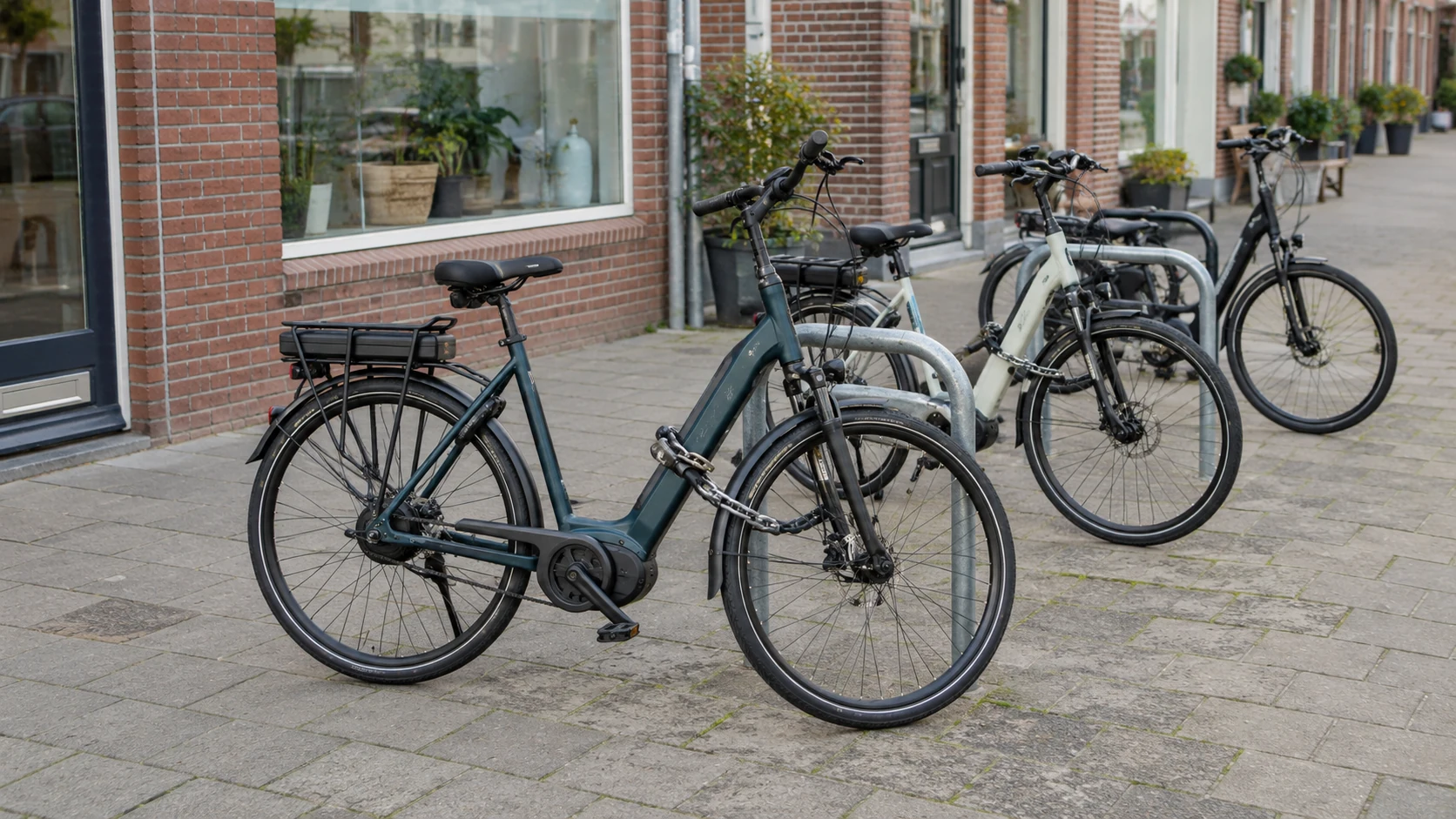 Elektrische fiets parkeren in de stad