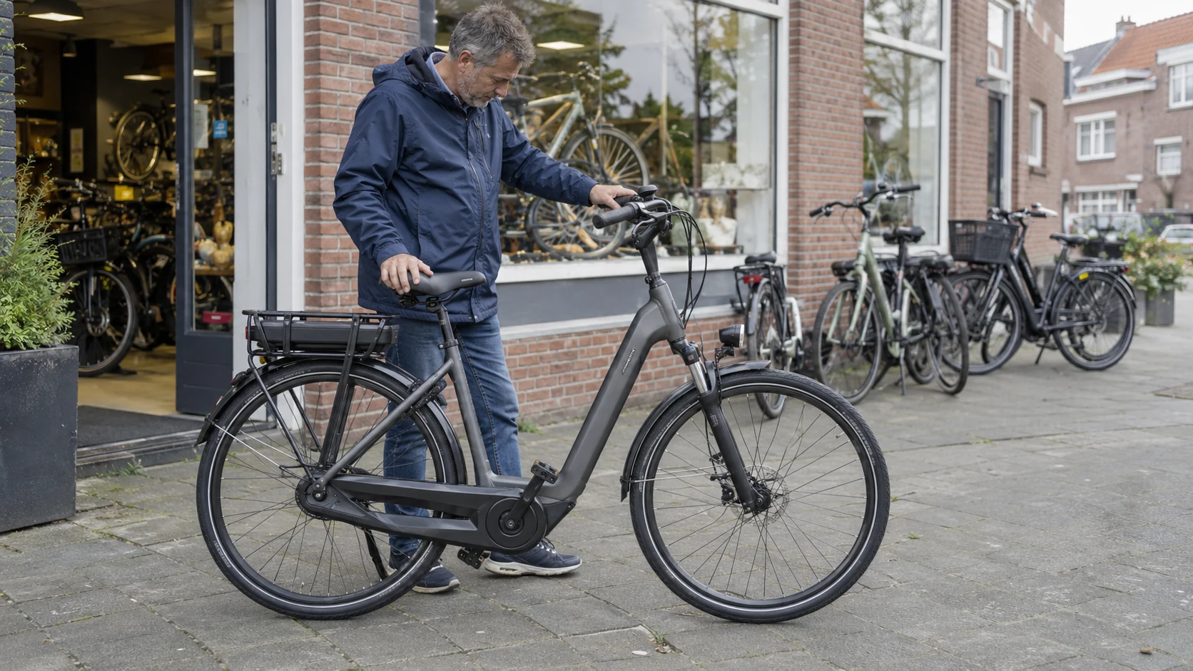 Een elektrische fiets uitzoeken bij een fietsenwinkel